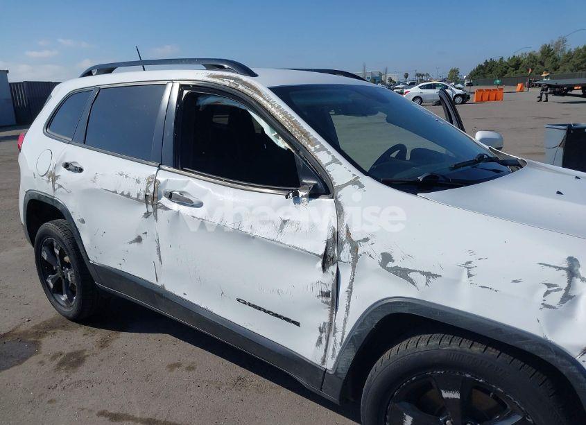 Photo 6 of 2018 Jeep Cherokee LATITUDE 4X4 (VIN 1C4PJMCB7JD602016)