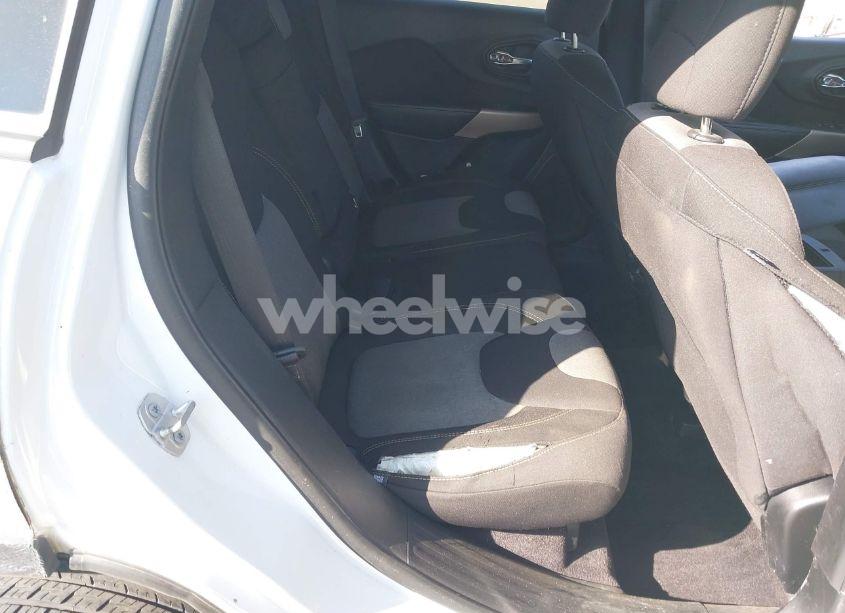 Photo 8 of 2018 Jeep Cherokee LATITUDE 4X4 (VIN 1C4PJMCB7JD602016)