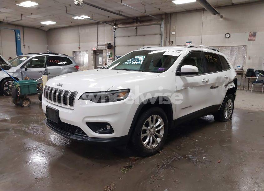 Photo 2 of 2019 Jeep Cherokee LATITUDE 4X4 (VIN 1C4PJMCB7KD142941)