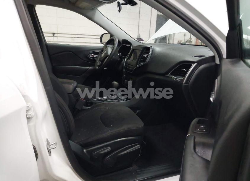 Photo 5 of 2019 Jeep Cherokee LATITUDE 4X4 (VIN 1C4PJMCB7KD142941)