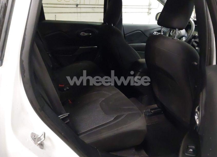 Photo 8 of 2019 Jeep Cherokee LATITUDE 4X4 (VIN 1C4PJMCB7KD142941)