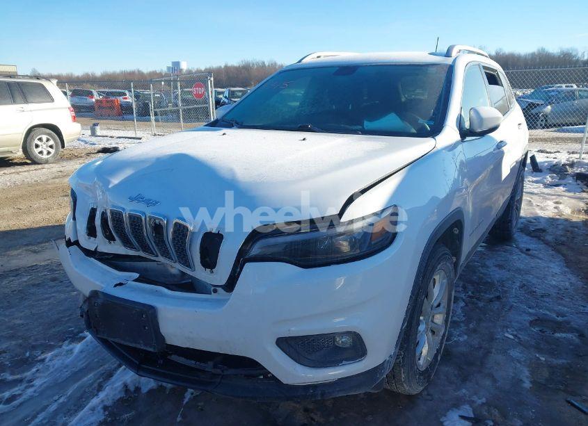Photo 2 of 2019 Jeep Cherokee LATITUDE 4X4 (VIN 1C4PJMCB7KD349555)