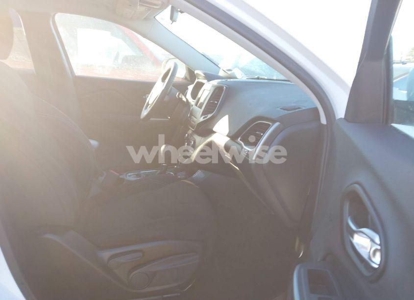 Photo 5 of 2019 Jeep Cherokee LATITUDE 4X4 (VIN 1C4PJMCB7KD349555)