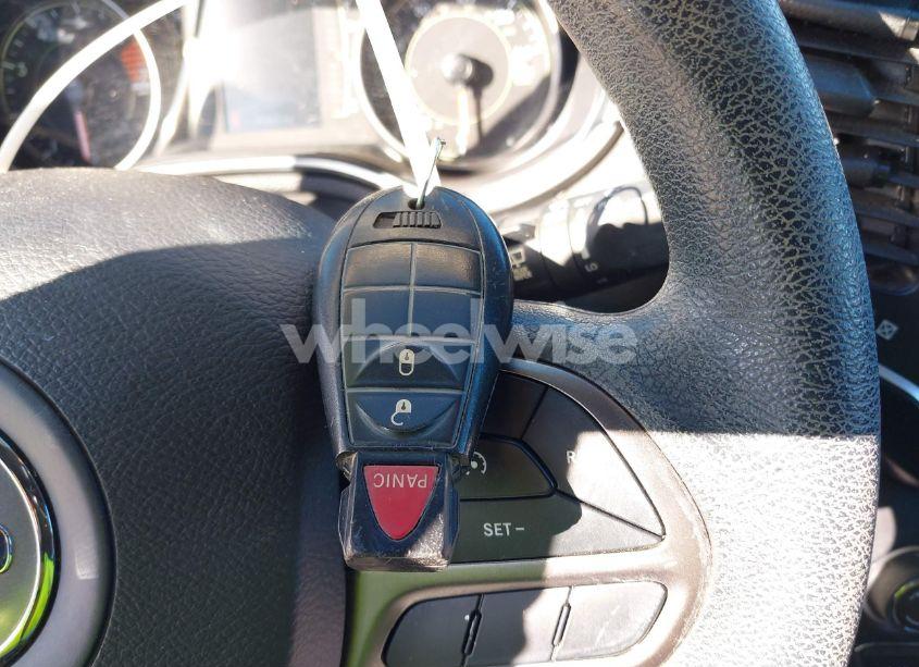 Photo 11 of 2019 Jeep Cherokee LATITUDE 4X4 (VIN 1C4PJMCB7KD405574)