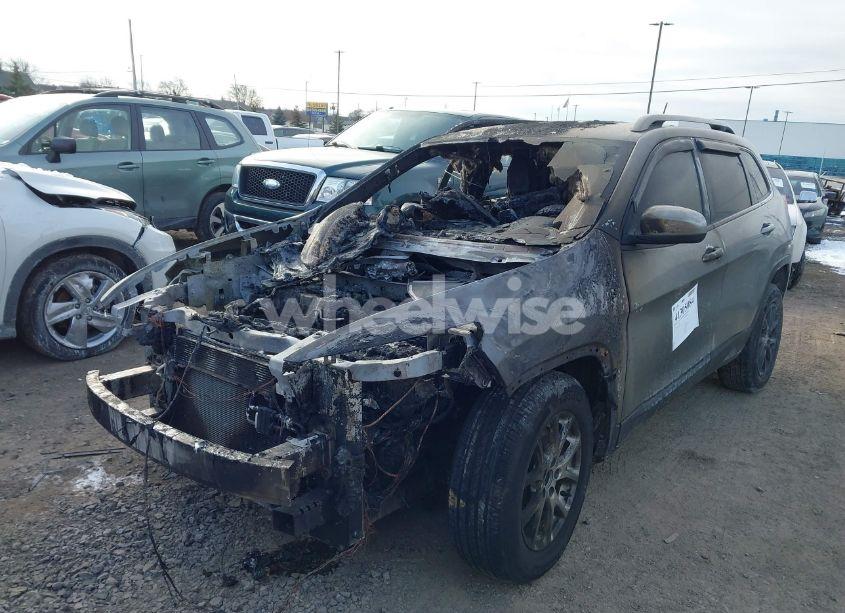 Photo 2 of 2015 Jeep Cherokee LATITUDE (VIN 1C4PJMCB8FW645615)