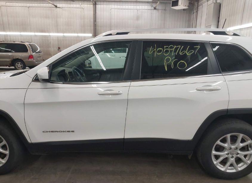 Photo 15 of 2017 Jeep Cherokee LATITUDE 4X4 (VIN 1C4PJMCB8HW621172)