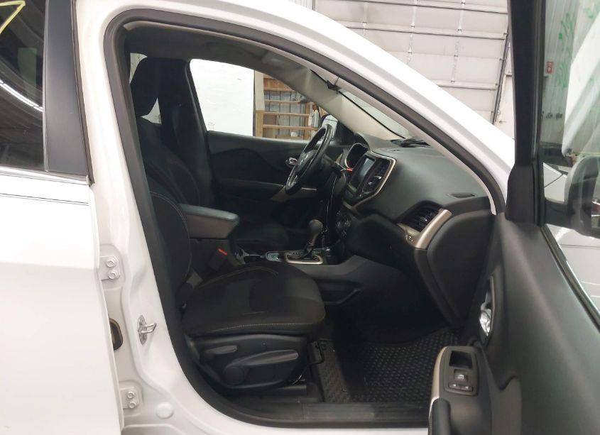 Photo 5 of 2017 Jeep Cherokee LATITUDE 4X4 (VIN 1C4PJMCB8HW621172)