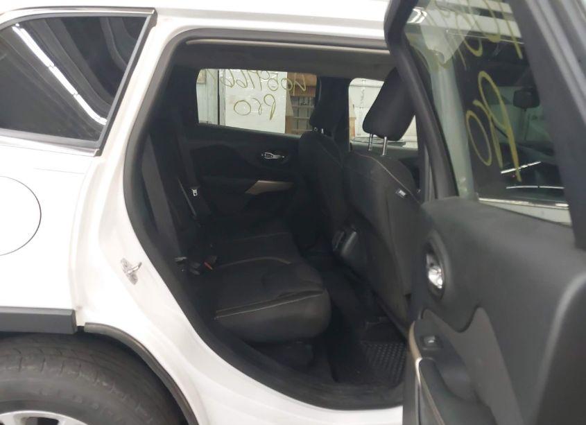 Photo 8 of 2017 Jeep Cherokee LATITUDE 4X4 (VIN 1C4PJMCB8HW621172)