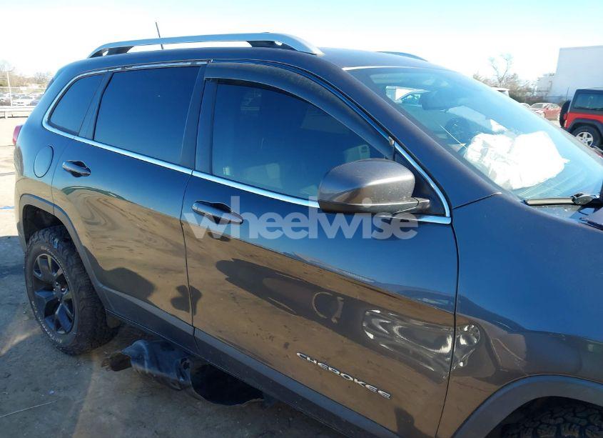 Photo 13 of 2016 Jeep Cherokee LATITUDE (VIN 1C4PJMCB9GW100685)