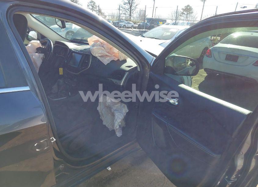 Photo 5 of 2016 Jeep Cherokee LATITUDE (VIN 1C4PJMCB9GW100685)