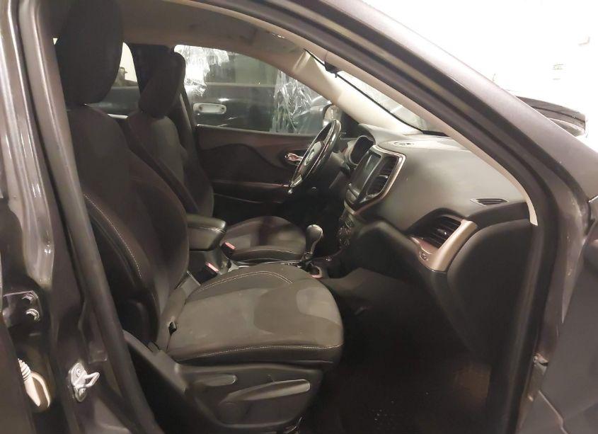 Photo 5 of 2016 Jeep Cherokee LATITUDE (VIN 1C4PJMCB9GW115266)