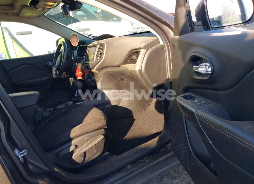 Photo 5 of 2016 Jeep Cherokee LATITUDE (VIN 1C4PJMCB9GW364781)