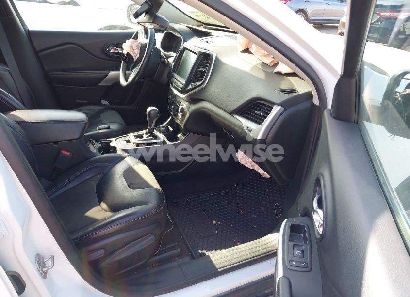 Photo 5 of 2018 Jeep Cherokee LATITUDE 4X4/LATITUDE TECH CONNECT 4X4 (VIN 1C4PJMCB9JD513693)