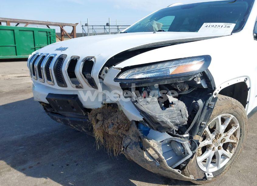 Photo 6 of 2018 Jeep Cherokee LATITUDE 4X4/LATITUDE TECH CONNECT 4X4 (VIN 1C4PJMCB9JD513693)