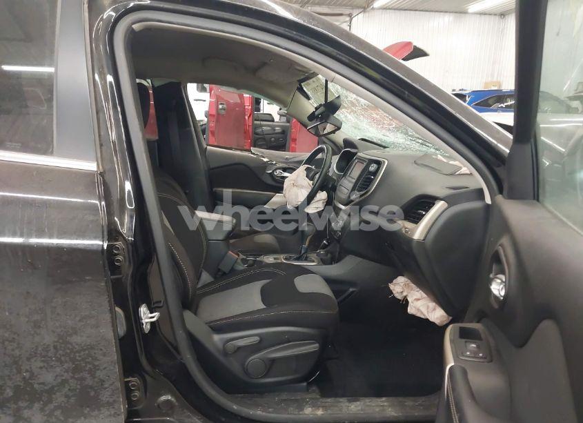 Photo 5 of 2018 Jeep Cherokee LATITUDE 4X4 (VIN 1C4PJMCB9JD572453)