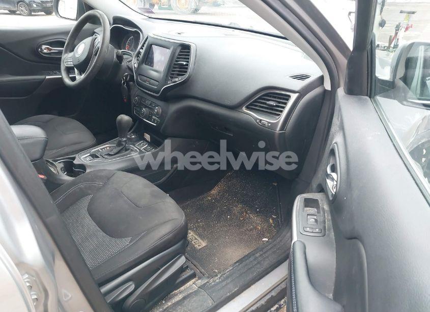 Photo 5 of 2019 Jeep Cherokee LATITUDE 4X4 (VIN 1C4PJMCB9KD214299)