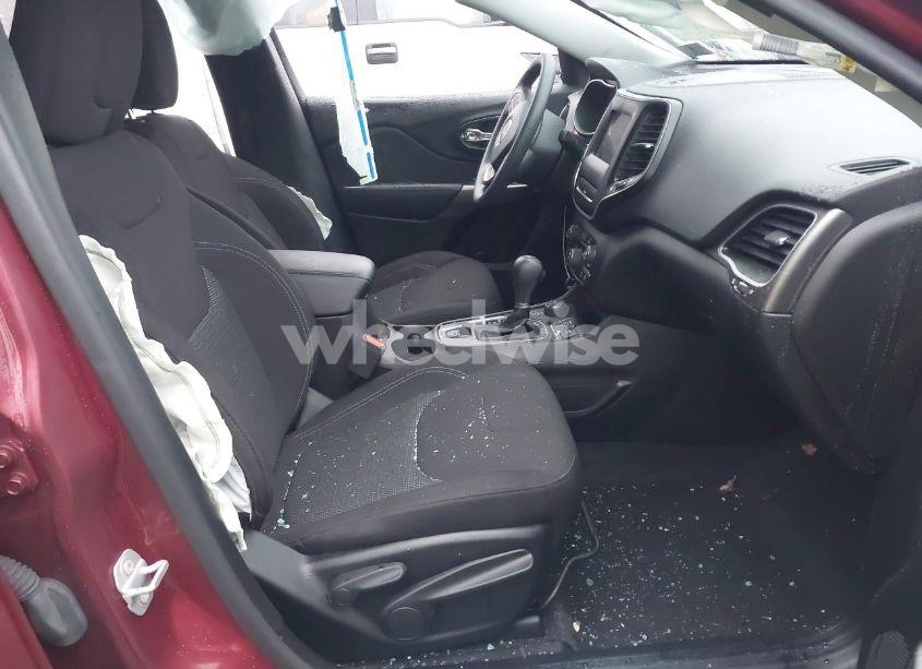 Photo 5 of 2019 Jeep Cherokee LATITUDE 4X4 (VIN 1C4PJMCB9KD355177)