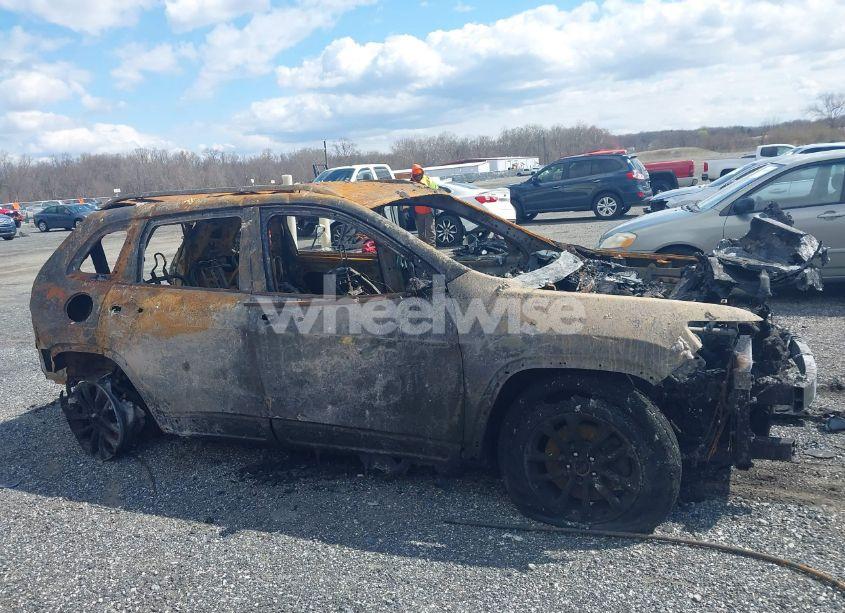 Photo 12 of 2019 Jeep Cherokee LATITUDE 4X4 (VIN 1C4PJMCB9KD393959)