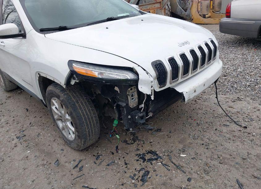 Photo 6 of 2016 Jeep Cherokee LATITUDE (VIN 1C4PJMCBXGW245895)