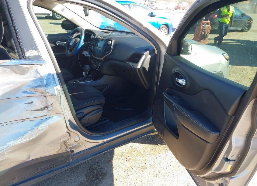 Photo 5 of 2016 Jeep Cherokee LATITUDE (VIN 1C4PJMCBXGW359914)