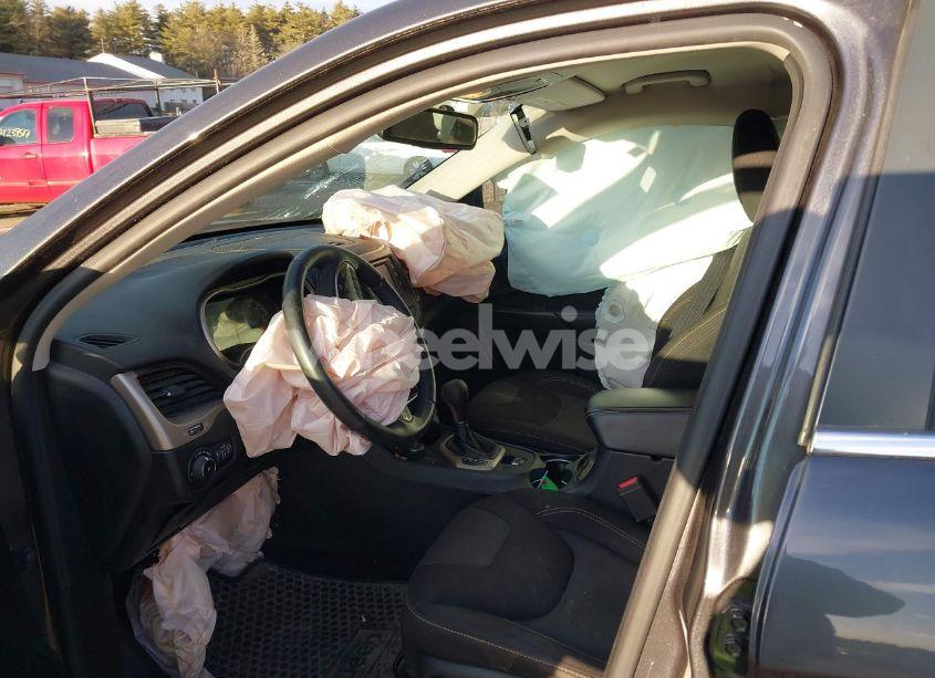 Photo 5 of 2016 Jeep Cherokee LATITUDE (VIN 1C4PJMCBXGW360335)