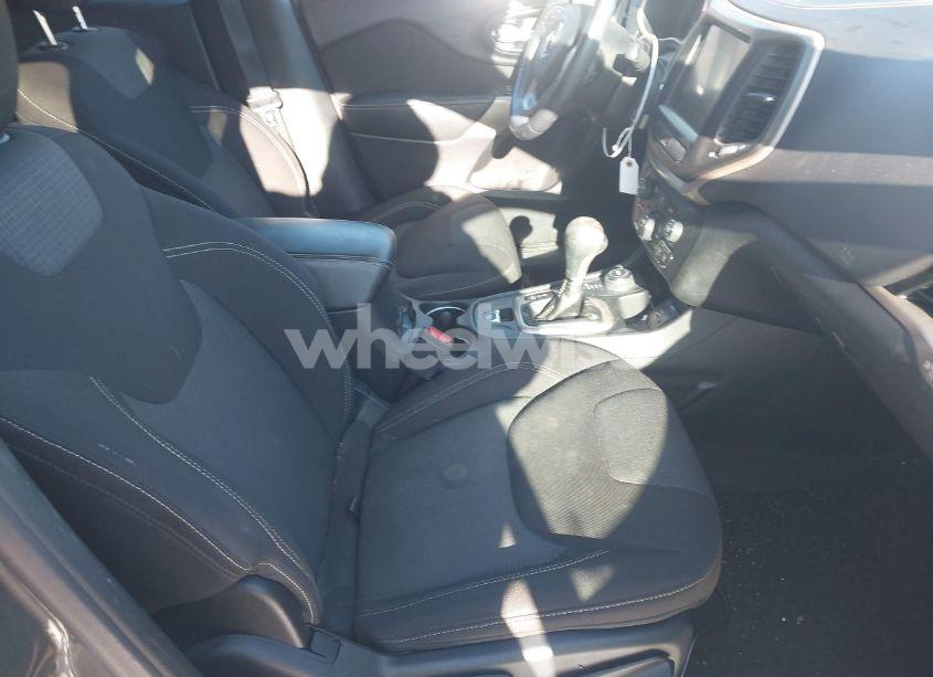 Photo 5 of 2017 Jeep Cherokee LATITUDE 4X4 (VIN 1C4PJMCBXHW587476)