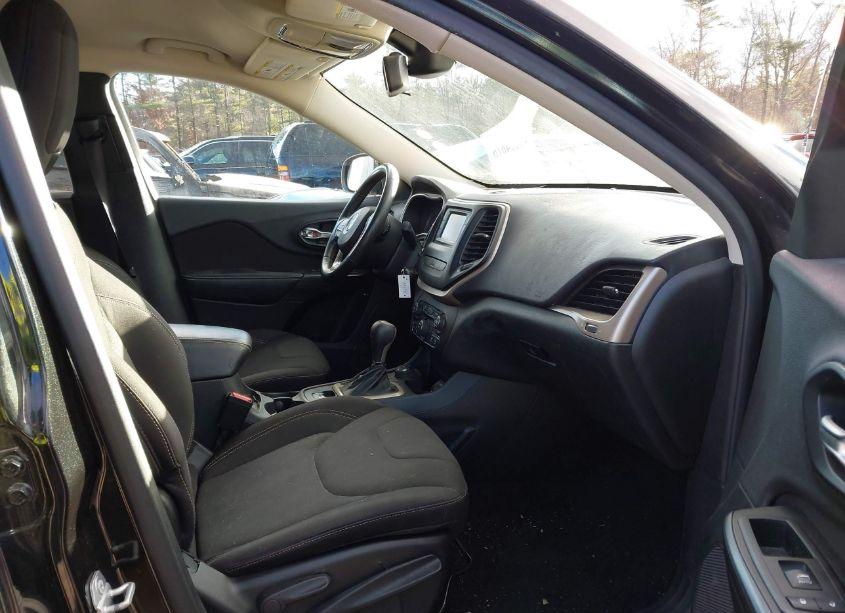 Photo 5 of 2015 Jeep Cherokee LATITUDE (VIN 1C4PJMCS0FW559232)