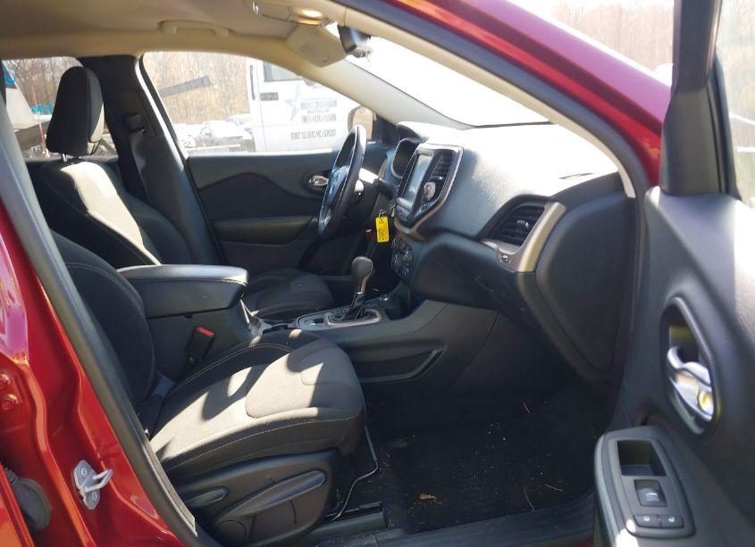 Photo 5 of 2016 Jeep Cherokee LATITUDE (VIN 1C4PJMCS0GW105631)