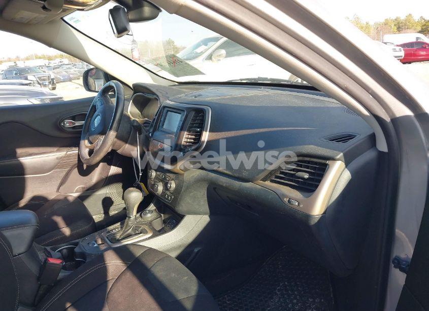 Photo 5 of 2016 Jeep Cherokee LATITUDE (VIN 1C4PJMCS0GW255982)