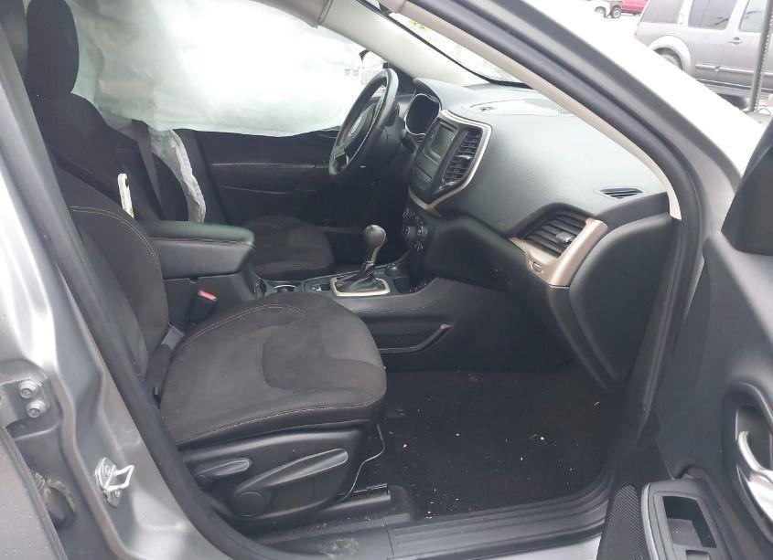 Photo 5 of 2015 Jeep Cherokee LATITUDE (VIN 1C4PJMCS1FW615341)