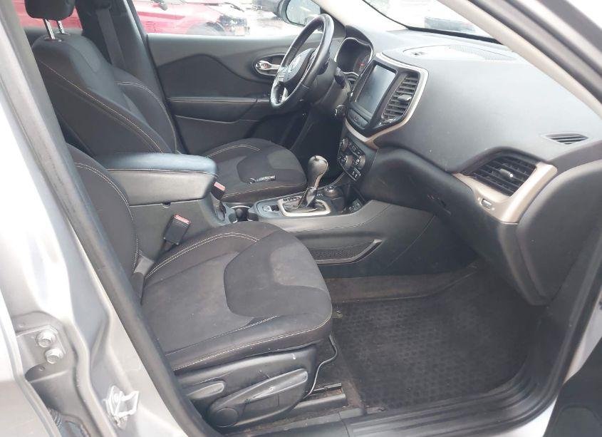 Photo 5 of 2015 Jeep Cherokee LATITUDE (VIN 1C4PJMCS1FW650106)