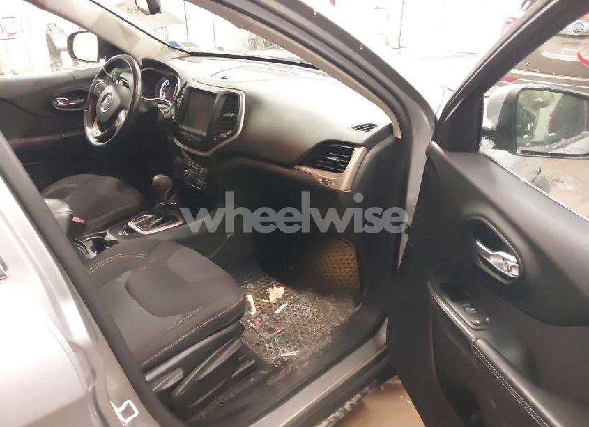 Photo 5 of 2016 Jeep Cherokee LATITUDE (VIN 1C4PJMCS1GW170018)