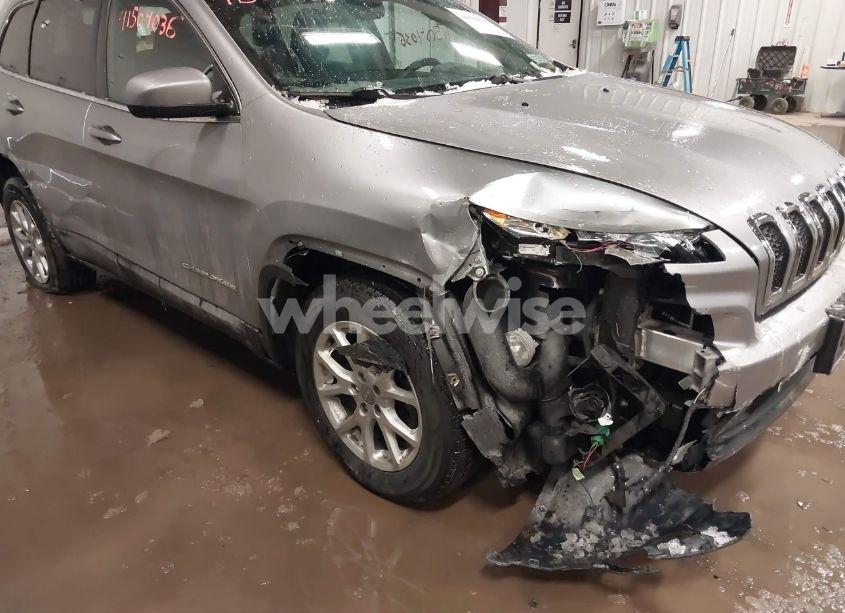 Photo 6 of 2016 Jeep Cherokee LATITUDE (VIN 1C4PJMCS1GW170018)