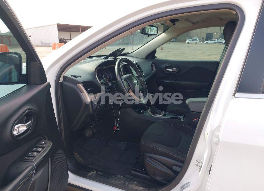 Photo 5 of 2016 Jeep Cherokee LATITUDE (VIN 1C4PJMCS1GW185442)