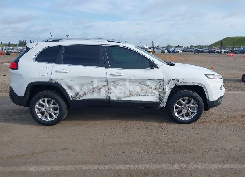 Photo 6 of 2016 Jeep Cherokee LATITUDE (VIN 1C4PJMCS1GW185442)