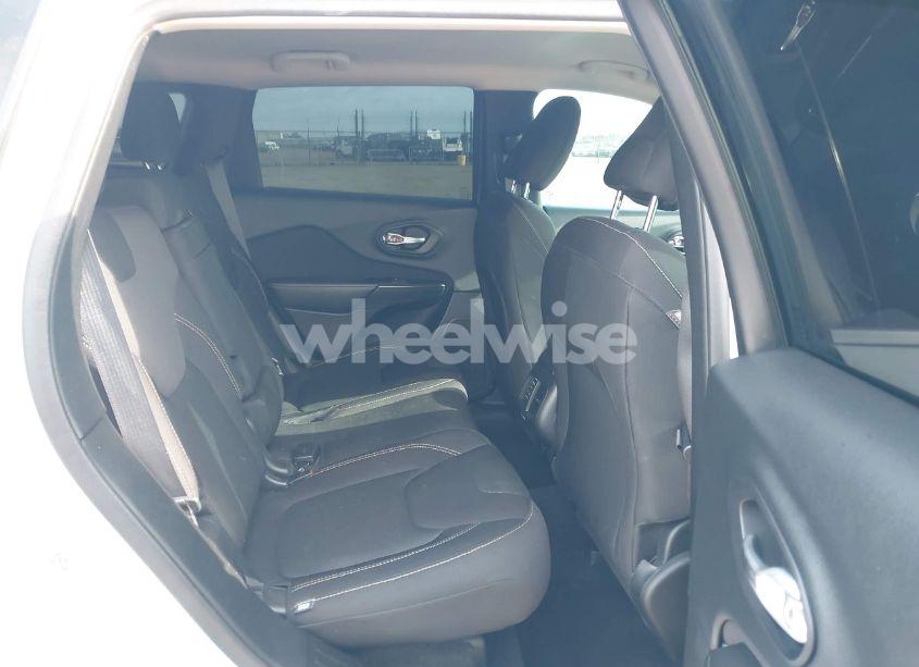 Photo 8 of 2016 Jeep Cherokee LATITUDE (VIN 1C4PJMCS1GW185442)