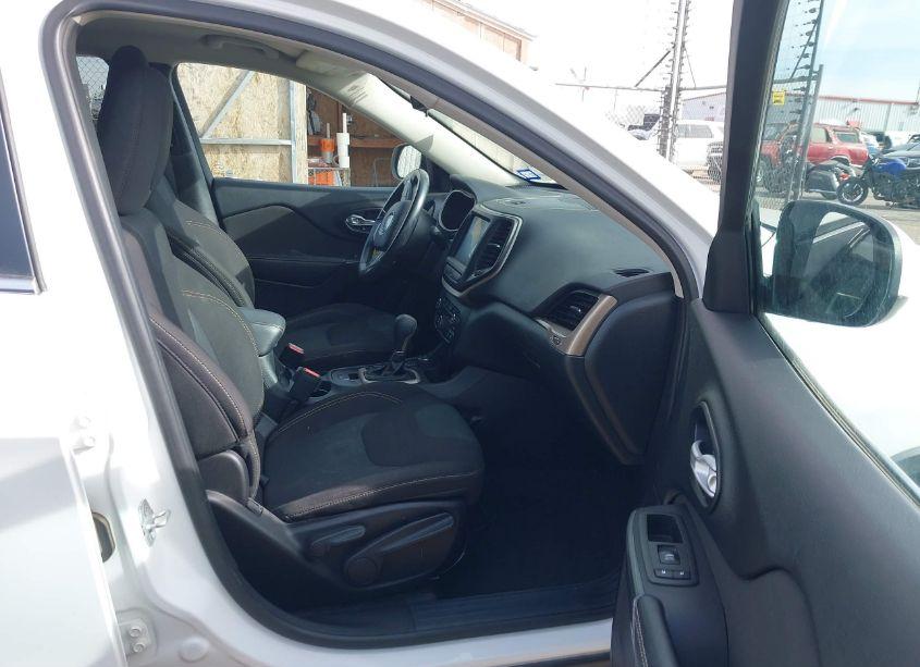 Photo 5 of 2016 Jeep Cherokee LATITUDE (VIN 1C4PJMCS1GW254615)