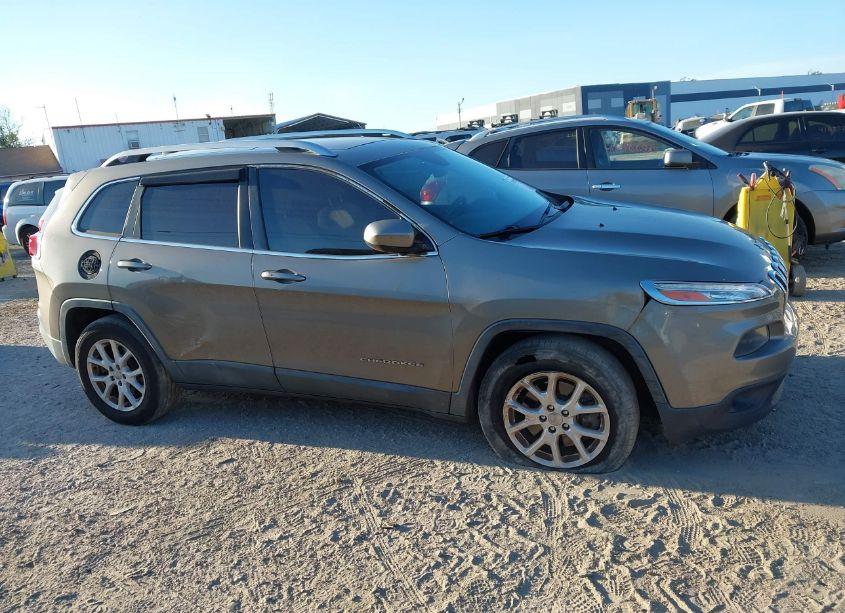 Photo 13 of 2016 Jeep Cherokee LATITUDE (VIN 1C4PJMCS1GW286609)