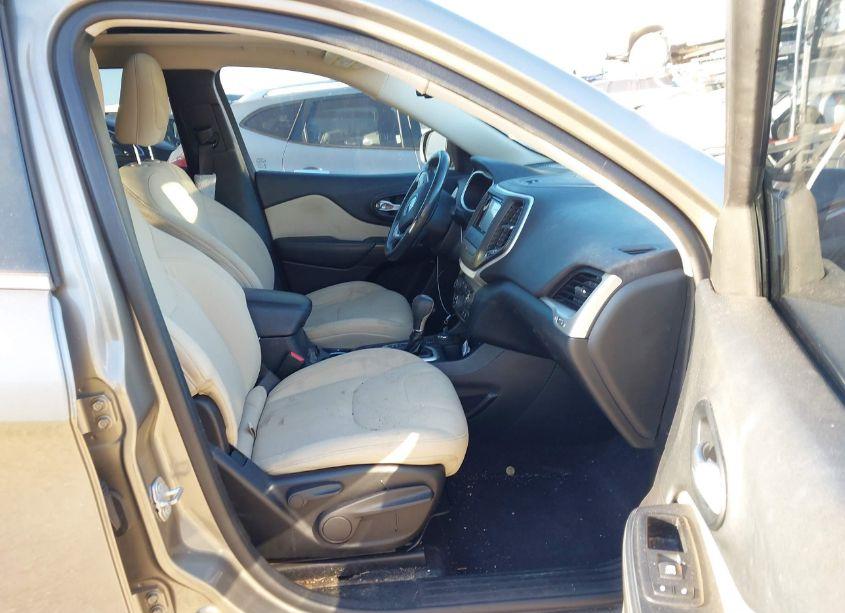 Photo 5 of 2016 Jeep Cherokee LATITUDE (VIN 1C4PJMCS1GW286609)