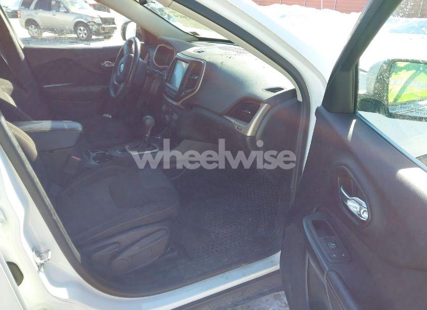 Photo 5 of 2017 Jeep Cherokee LATITUDE 4X4 (VIN 1C4PJMCS1HW532415)