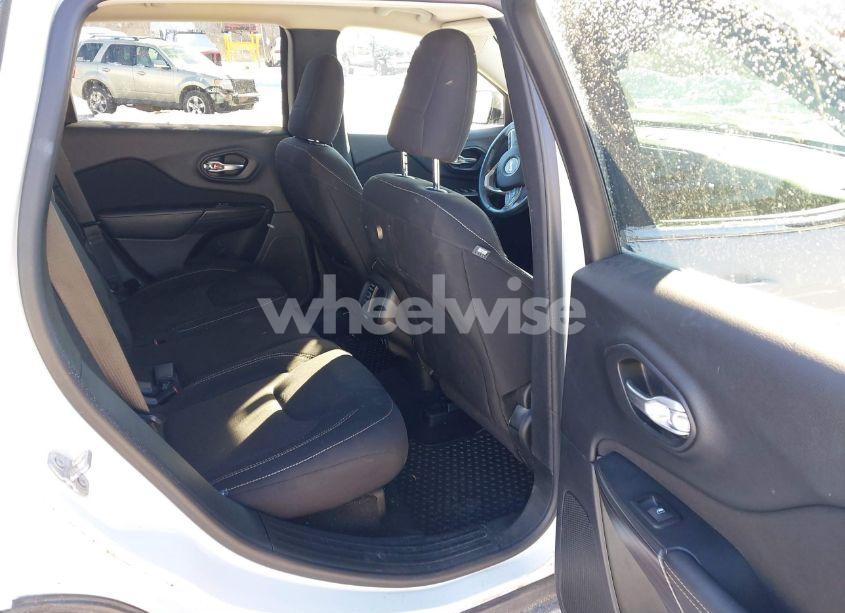 Photo 8 of 2017 Jeep Cherokee LATITUDE 4X4 (VIN 1C4PJMCS1HW532415)