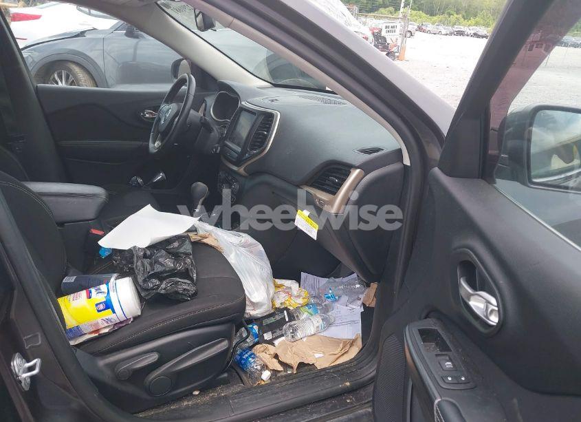 Photo 5 of 2015 Jeep Cherokee LATITUDE (VIN 1C4PJMCS2FW502949)