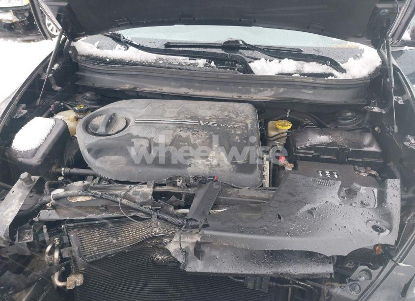 Photo 10 of 2015 Jeep Cherokee LATITUDE (VIN 1C4PJMCS2FW556588)