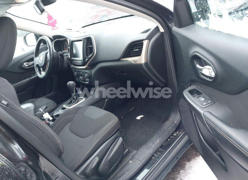 Photo 5 of 2016 Jeep Cherokee LATITUDE (VIN 1C4PJMCS2GW105355)