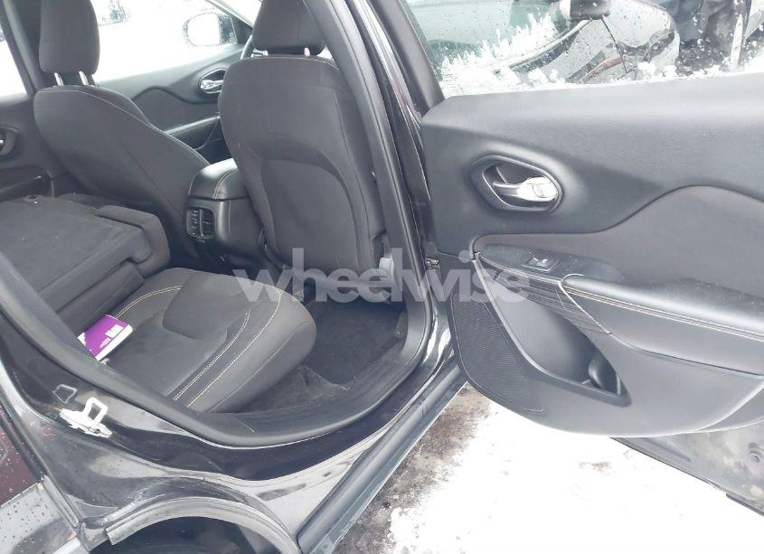 Photo 8 of 2016 Jeep Cherokee LATITUDE (VIN 1C4PJMCS2GW105355)