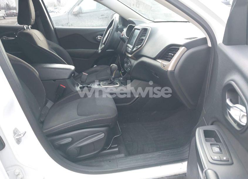 Photo 5 of 2016 Jeep Cherokee LATITUDE (VIN 1C4PJMCS2GW118848)