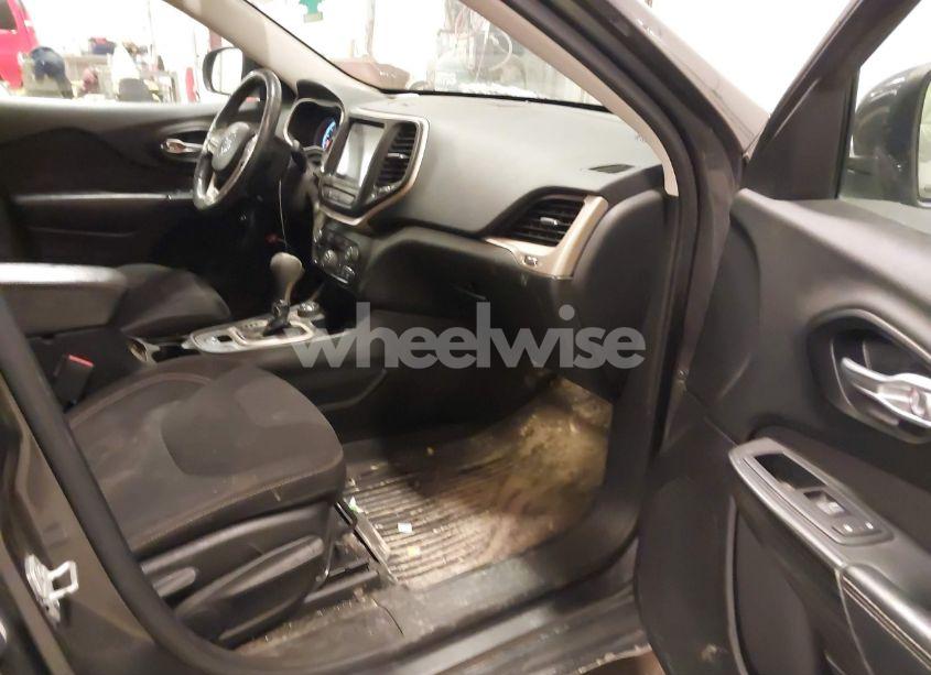 Photo 5 of 2016 Jeep Cherokee LATITUDE (VIN 1C4PJMCS2GW133592)