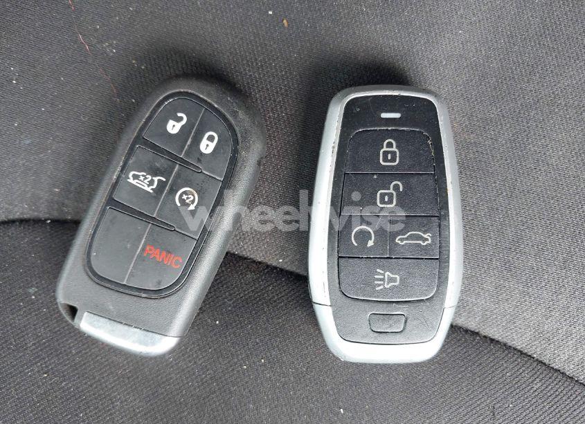 Photo 11 of 2015 Jeep Cherokee LATITUDE (VIN 1C4PJMCS3FW552257)