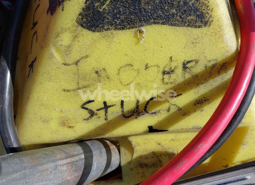 Photo 10 of 2015 Jeep Cherokee LATITUDE (VIN 1C4PJMCS3FW578065)