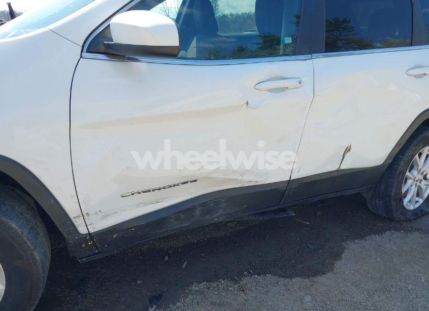 Photo 6 of 2016 Jeep Cherokee LATITUDE (VIN 1C4PJMCS3GW133617)